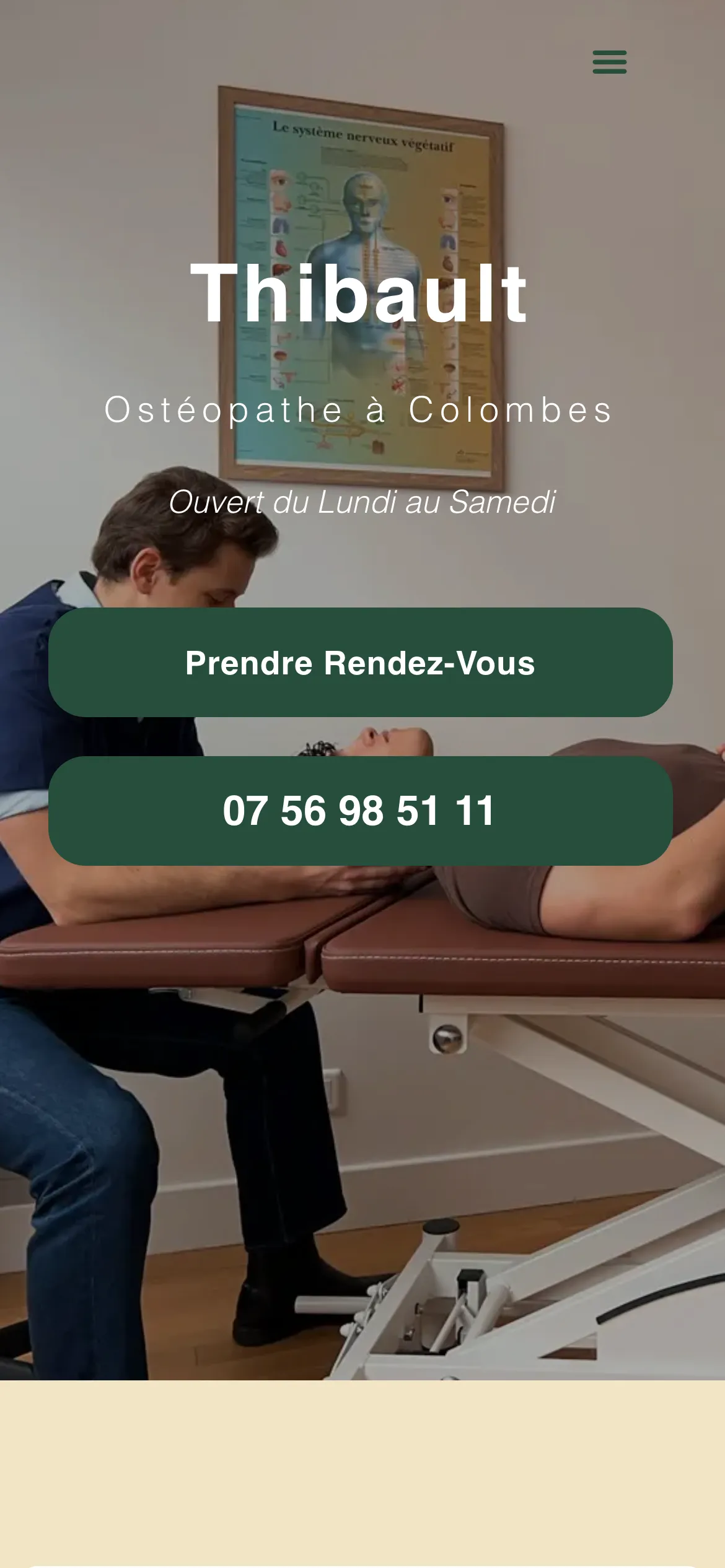 Avant, sur téléphone : une photo sombre, le nom et deux boutons