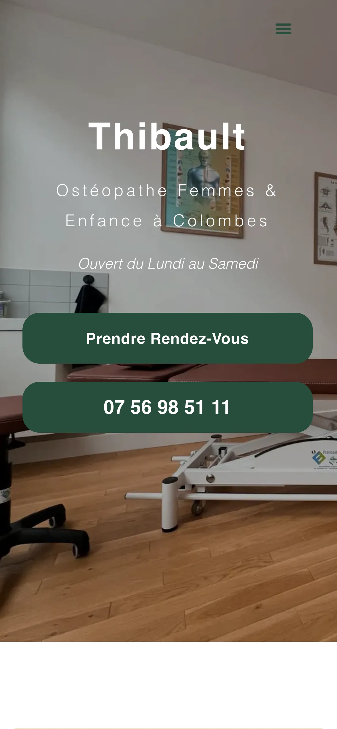 Avant, sur téléphone : la page grossesse et enfance, une photo sombre et deux boutons