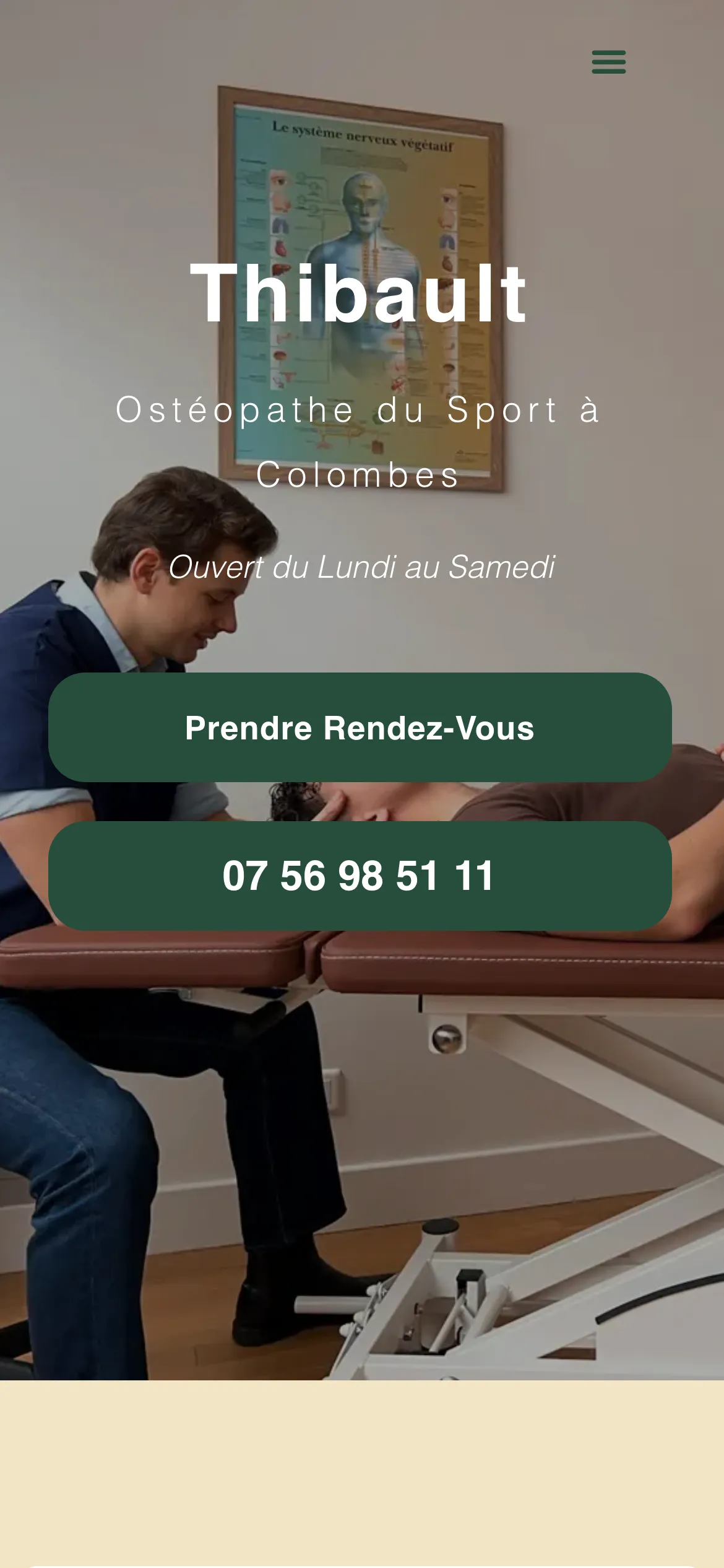 Avant, sur téléphone : la page sportifs, une photo sombre et deux boutons